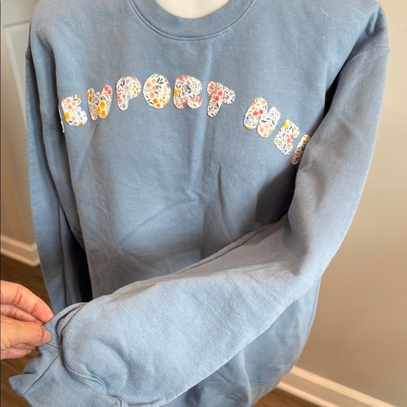 Gildan Medium Newport News Virginia Soft Midweight Floral Blue Sweatshirt - Picture 9 of 9